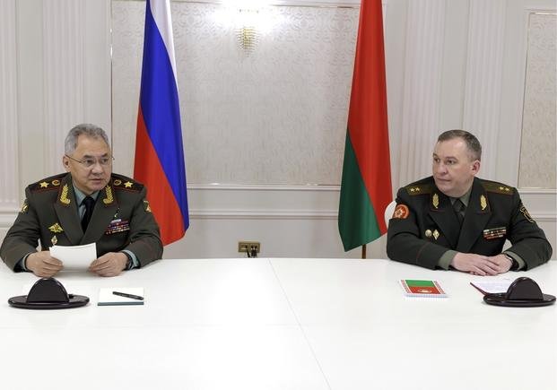 Russian Defense Minister Sergei Shoigu, left, and Belarusian Defense Minister Viktor Khrenin 